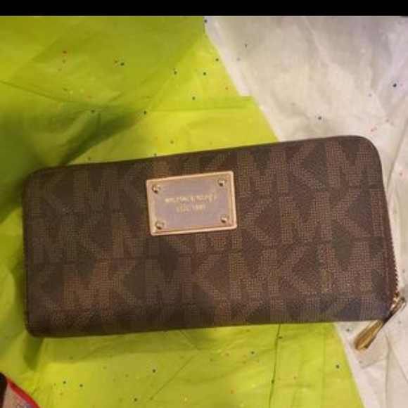 Michael Kors Wallet - Picture 1 of 3